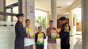 Brimob Polda Metro Jaya Batalyon B Pelopor Tebar Berkah Lewat Aksi Jumat Peduli