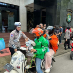 Polda Metro Jaya Salurkan 400 Paket Sembako untuk Ojol dalam Jumat Peduli