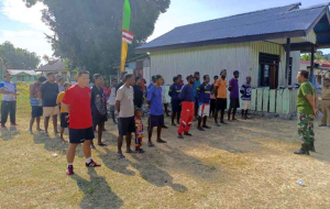Satgas TMMD ke-126 dan Warga Saukorem Jalin Keakraban Lewat Olahraga Voli