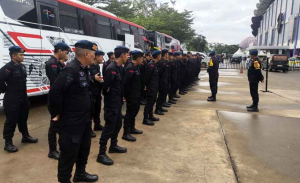Brimob PMJ Jaga Ketertiban Laga AFC Challenge League di Stadion Indomilk