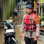 Brimob Polda Metro Jaya Siaga di Kebon Pala, Cegah Banjir Lewat Patroli SAR