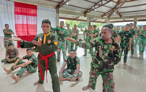 Kodim 1710/Mimika Asah Ketangkasan Prajurit Lewat Latihan Pencak Silat Militer