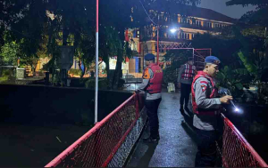 Brimob Polda Metro Jaya Patroli SAR di Jakarta Timur