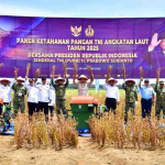 Panglima TNI Dampingi Menhan RI Tinjau Panen Raya Kedelai Garuda Merah Putih di Lampung Utara