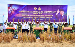 Panglima TNI Dampingi Menhan RI Tinjau Panen Raya Kedelai Garuda Merah Putih di Lampung Utara