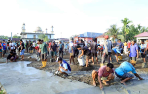 Satgas TMMD dan Warga Desa Wama Bahu Membahu Cor Lapangan Voli