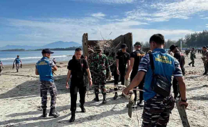Prajurit Lanal Bengkulu Semarakkan HUT ke-80 TNI dengan Aksi Bersih-Bersih Pantai Zakat