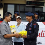 Hangatnya Jumat Peduli, Batalyon B Pelopor Brimob PMJ Bagikan Beras untuk Warga