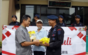 Hangatnya Jumat Peduli, Batalyon B Pelopor Brimob PMJ Bagikan Beras untuk Warga