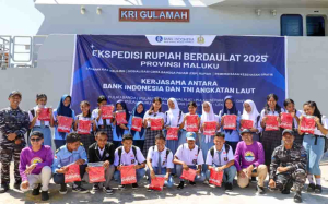 Ekspedisi Rupiah Berdaulat di Leksula, TNI AL dan BI Disambut Ratusan Warga Pesisir