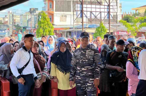 Meriah! TNI Gelar Pasar Murah dan Layanan Kesehatan Gratis di Dabo Singkep