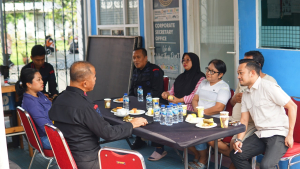 Jumat Peduli, Brimob Polda Metro Bagikan Beras dan Ngopi Bareng Warga Senen