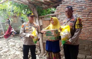 Kapolsek Cabangbungin Salurkan Bantuan Sembako untuk Warga Desa Sindangjaya