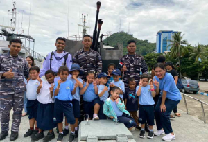 Anak-anak Jean Mayer Preschool Jelajah Kapal Perang TNI AL di Jayapura