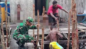 Babinsa Mapurujaya Bangun Jembatan Bersama Warga