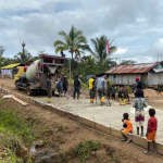 Satgas TMMD ke-126 dan Warga Kampung Babak Lanjutkan Pengecoran Jalan
