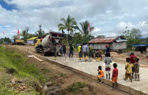 Satgas TMMD ke-126 dan Warga Kampung Babak Lanjutkan Pengecoran Jalan