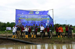 TNI AL dan DKP Jabar Tanam 45000 Bibit Mangrove di Pesisir Selatan