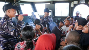 Kodaeral IX Tanamkan Semangat Bahari Lewat Pengenalan KRI Kerapu-812 di Seram Utara