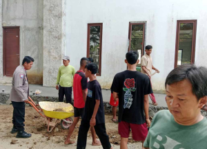 Polsek Cabangbungin Gotong Royong Bersama Warga Bangun Masjid Besar Al-Mukhlisin