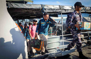 Kodaeral IX Sapa Warga Seram Utara Lewat Bakti Kesehatan dan Komsos Gunakan KRI Kerapu-812