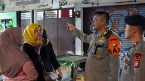 Brimob PMJ Gerak Cepat Evakuasi Pohon Tumbang di Ciputat