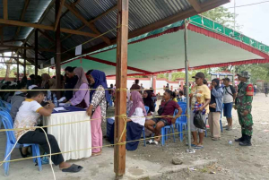 Babinsa Koramil 1710-03/Kuala Kencana Dampingi Penyaluran Bantuan PKH di Distrik Iwaka