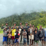 Personel Ops Damai Cartenz Tebar Keceriaan Bersama Anak-Anak di Distrik Bibida, Paniai