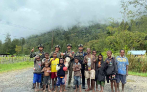 Personel Ops Damai Cartenz Tebar Keceriaan Bersama Anak-Anak di Distrik Bibida, Paniai
