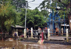 Tim SAR Batalyon C Pelopor Tetap Siaga di Cipondoh Meski Air Surut
