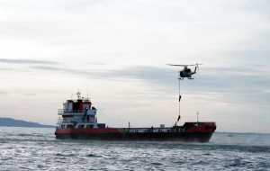 TNI Tangkap Dua Kapal Pembawa Pasir Timah Ilegal di Perairan Belinyu