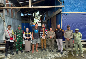 Babinsa Koramil Timika Dampingi Tim Gabungan Tinjau Kandang Ayam di Pasar Sentral