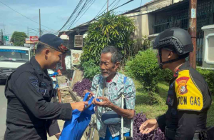 Batalyon C Pelopor Brimob PMJ Tebar Kebaikan Lewat Program Jumat Peduli