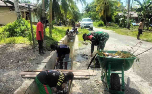 Babinsa Koramil Mapurujaya Ajak Warga Bersihkan Parit di Kp. Ayuka