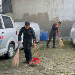 Brimob Batalyon B Pelopor Gelar Aksi Bersih Masjid dalam Jumat Peduli
