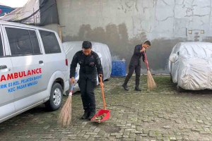 Brimob Batalyon B Pelopor Gelar Aksi Bersih Masjid dalam Jumat Peduli