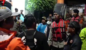 Tim SAR Brimob Polda Metro Jaya Bergerak Cepat Evakuasi Warga di Tengah Banjir Tangerang Selatan
