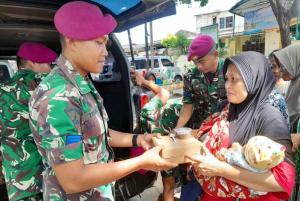 Prajurit Hiu Perkasa Yonmarhanlan III Tebar Kebahagiaan di Jumat Berkah