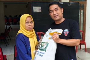 Lurah Bojong Menteng Kodriana Tampil Berbeda Saat Salurkan Dana Hibah untuk 13 RW