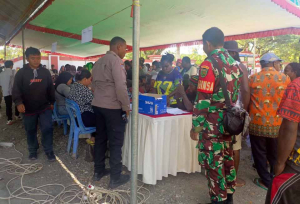 Babinsa Koramil Kuala Kencana Dampingi Distribusi BLTS Kesra TA 2025