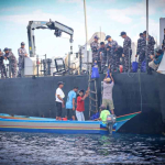 Kodaeral IX Salurkan Ratusan Paket Sembako kepada Nelayan di Tengah Laut Desa Tial