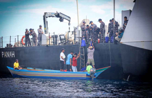 Kodaeral IX Salurkan Ratusan Paket Sembako kepada Nelayan di Tengah Laut Desa Tial