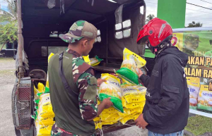 Kodim 1710/Mimika Salurkan Beras SPHP untuk Warga Timika
