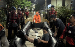 Brimob PMJ Gelar Patroli SAR, Siaga Hadapi Banjir dan Bantu Warga di Pondok Aren