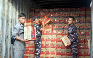 TNI AL Bantu Salurkan Bantuan Pangan untuk Warga Terdampak Bencana
