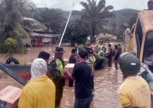 Prajurit Kodam IM Gerak Cepat Selamatkan Warga Aceh dari Banjir dan Longsor