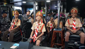 Kunjungi KRI Mata Bongsang–873, Saka Bahari Papua Kobarkan Semangat Cinta Laut
