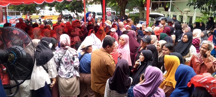 Pagelaran Pasar Murah Bersubsidi di Kecamatan Jatiasih Diserbu Warga 1 1765896063101