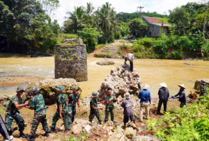 TNI Bangun Jembatan Gantung 80 Meter untuk Percepat Mobilitas Warga Sukabumi
