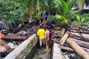 Lanal Ranai Gerak Cepat Bersihkan Sampah Kayu di Pulau Midai untuk Cegah Banjir